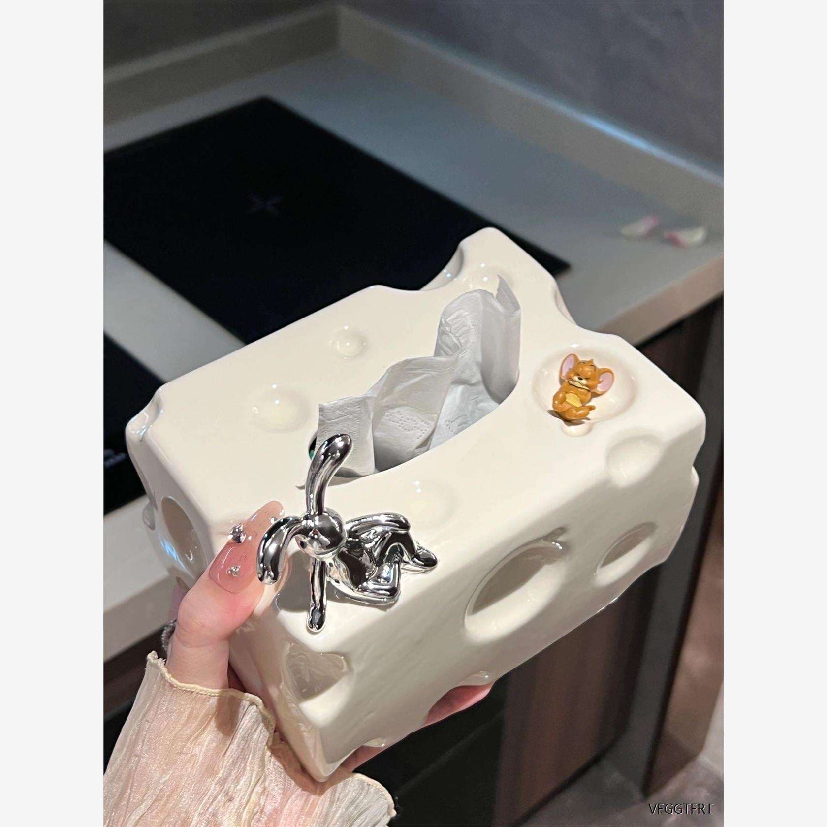 遊び心溢れるネズミの穴ティッシュケース